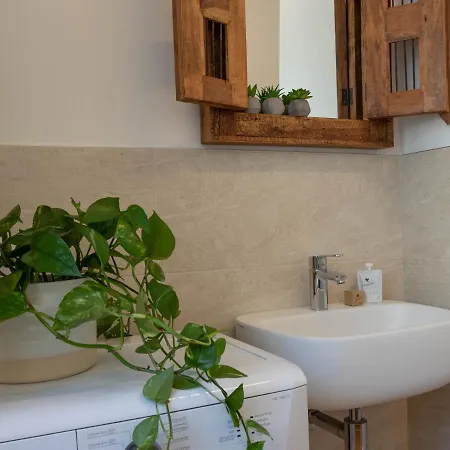 Mamma Ciccia - Italian Balcony * Манделло-дель-Ларио